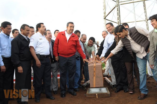 El Alcalde de Morelia coloca la primera piedra de la estación de bomberos al Poniente de Morelia.