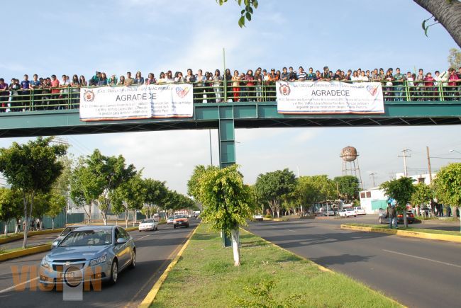 Con cruce simbólico de puente peatonal alumnos agradecen la construcción de la obra.