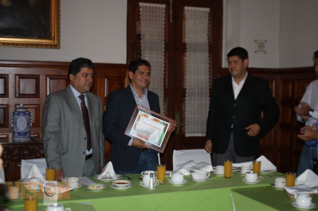 Reconocen a Ernesto Núñez por ser el diputado michoacano más participativo