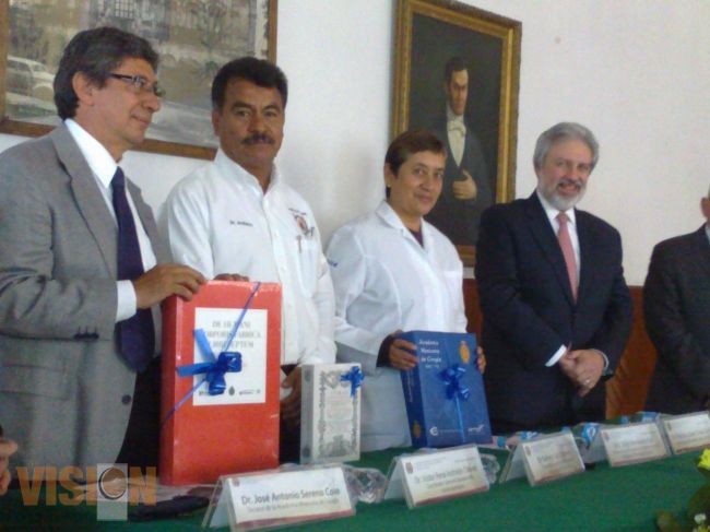 Dona la Academia Mexicana de Cirugía histórico texto de anatomía