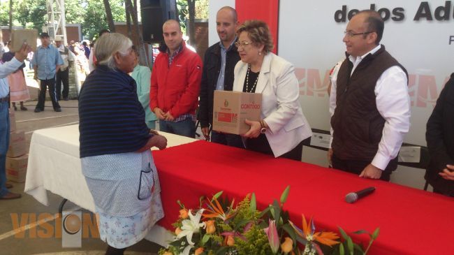 Entregan canasta básica a adultos mayores 