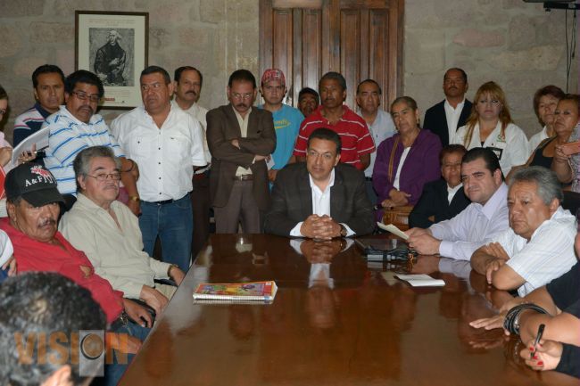 Wilfrido Lázaro sostiene pláticas con comerciantes 