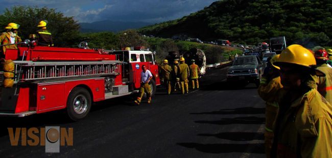 Vuelca pipa con gasolina;  derrame y cierre al tráfico