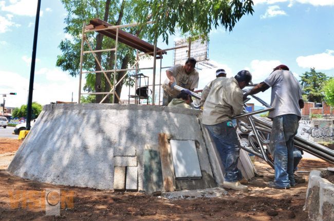 Ayuntamiento construye “Fuente de Luz” en la Avenida Nocupetaro.