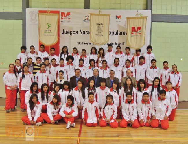 Abanderan a la Delegación Michoacana que participarán en los Juegos Nacionales Populares 2013.