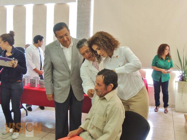 Ayuntamiento de Morelia entregó 60 aparatos auditivos en el marco de la Semana del Adulto Mayor.
