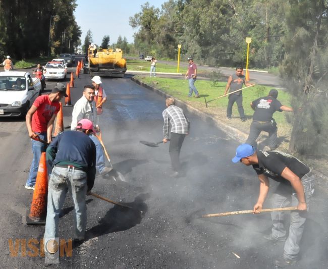 Continúa programa de bacheo en Uruapan.
