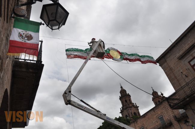 Visten de nacionalismo el Centro Histórico de Morelia 