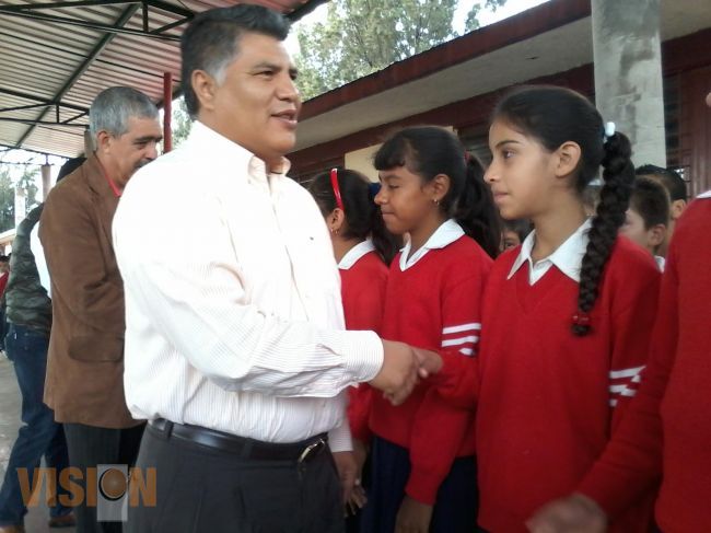 Entrega Secretario de Educación material escolar y mantenimiento a escuelas de Santa Ana Maya