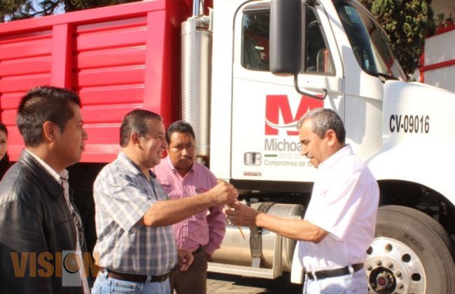 Recibió Aldo Macías Alejandres maquinaria pesada para obras en zona rural