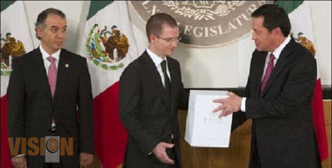 Osorio Chong entregó a legisladores el Primer Informe de Gobierno del presidente Enrique Peña Nieto