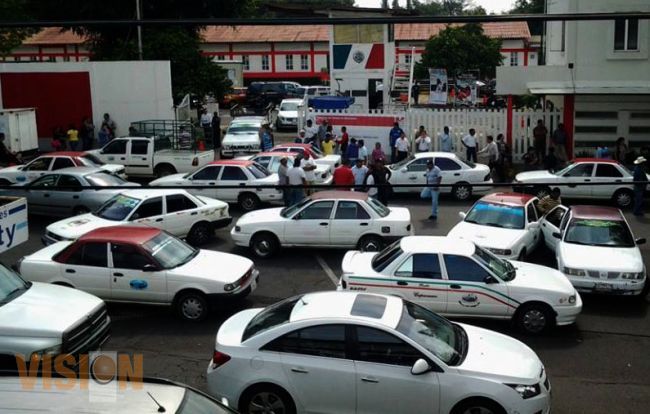 Ola de plantones, frente a la alcaldía de Uruapan