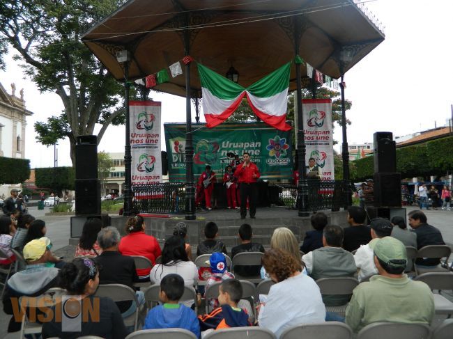 Con Gran Éxito se Presentan Los Broquitos de la Sierra en El Kiosco de Uruapan