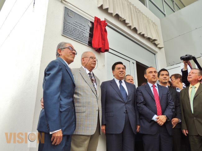 El Gobernador del Estado y la UMSNH rinden homenaje al ex gobernador Carlos Torres Manzo.