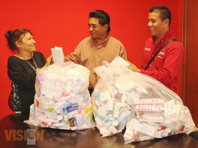 Regidora Sara Villicaña entregó medicamentos a familias de escasos recursos