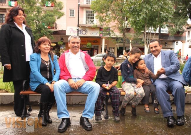 Aldo Macías constató instalación de más bancas en Plaza Mártires de Uruapan