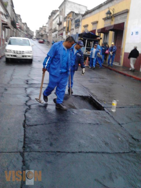 OOAPAS trabaja en reparación de la calle Abasolo por hundimiento