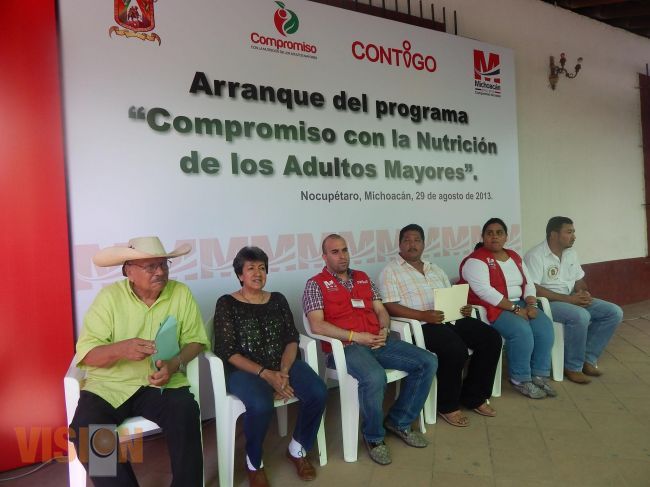 Entregan dotaciones alimentarias a adultos mayores de Nocupétaro.