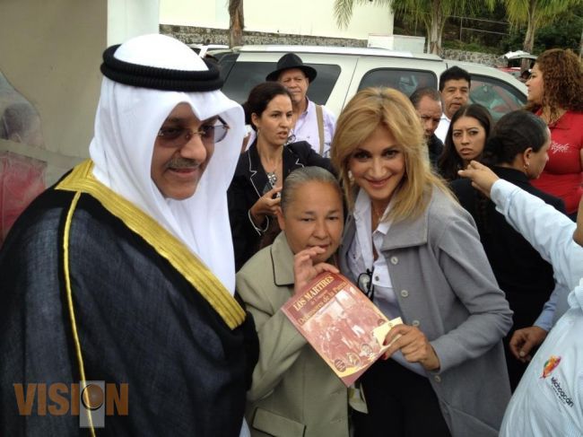 Adela Micha y el embajador de Kuwait en México Sameeh Essa Johar Haya, en Uruapan