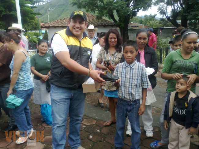 Manríquez González entregó zapato escolar a niños de escasos recursos económicos