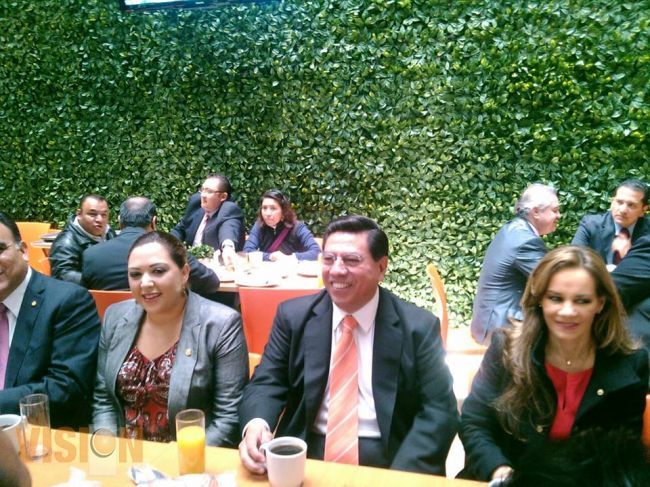 El Gobernador de Michoacán y diputados federales signan acuerdo