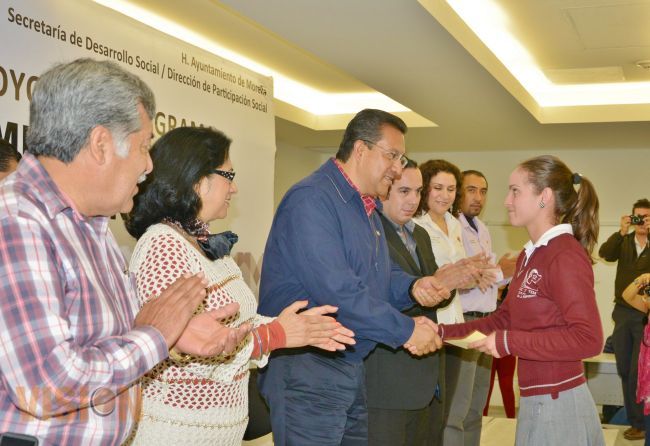 Ayuntamiento entrega el recurso del Programa de Apoyo a la Educación a 300 niños y jóvenes. 
