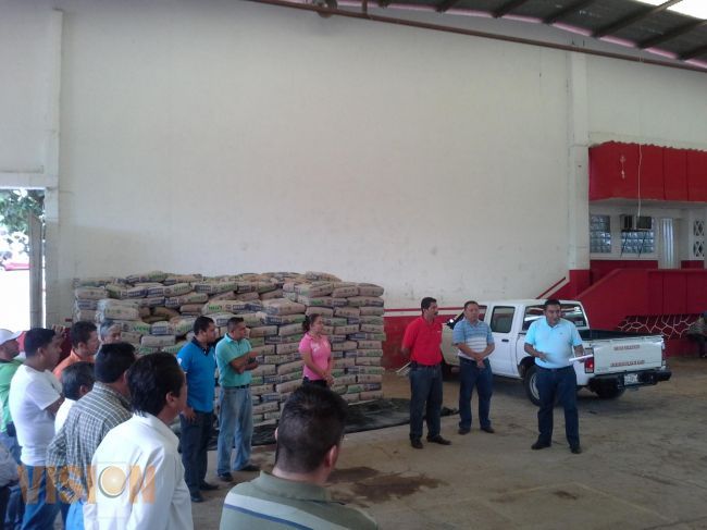 Escuelas de Churumuco reciben material para construcción, mobiliario y equipo de cómputo