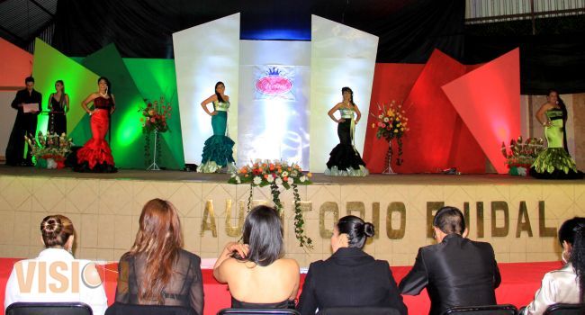 Fue electa, la reina de  las fiestas patrias 2013