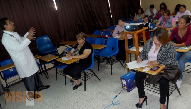 Capacitan a líderes sociales, en  materia de salud, en el Regional de Uruapan