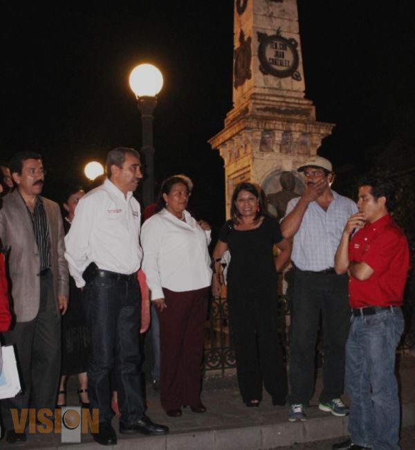 Supervisó Aldo Macías instalación de nueva iluminación en Plaza Mártires de Uruapan