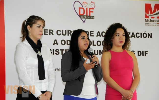 Capacitan a 50 odontólogos de los Sistemas DIF Municipales. 