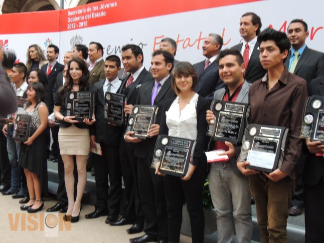 Se entrego el Premio Estatal al Mérito Juvenil 2013. 