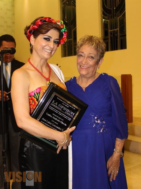 La Señora Ana Luisa Cervantes de Macías recibió la presea Carlos Andrade Rincón