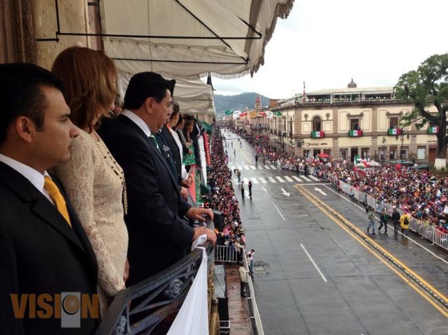 Inicia el Desfile Civico Militar en Morelia, preside el Gobernador Jesús Reyna