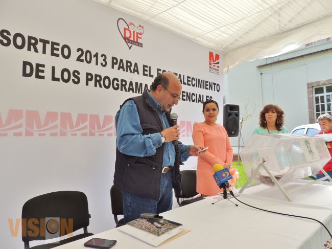 DIF Michoacán efectuó sorteo 2013 para el fortalecimiento de programas asistenciales.