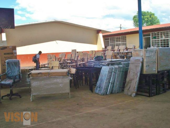 Escuelas de Cherán, San Juan Nuevo Parangaricutiro y Uruapan reciben apoyos de mobiliario escolar. 