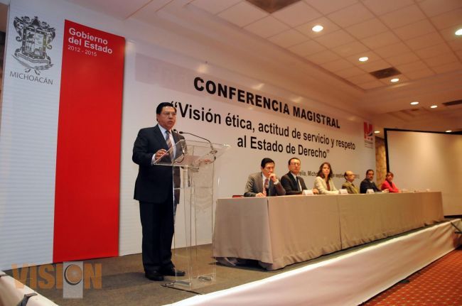 Jesús Reyna convoca a funcionarios a trabajar con honradez, transparencia y eficiencia. 