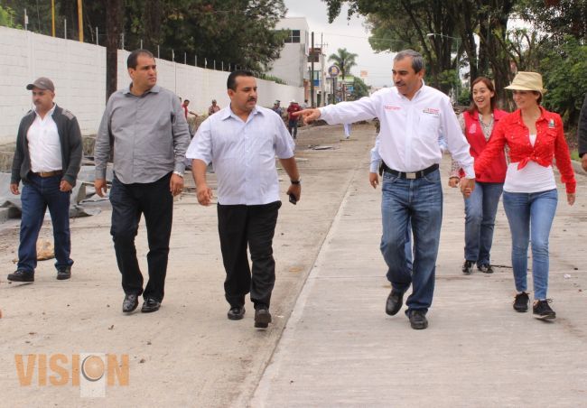 Aldo Macìas construye obras para resolver problema vial de Uruapan