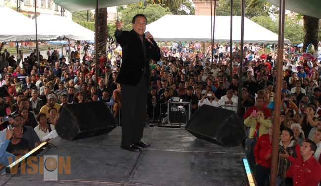 Miles de Uruapenses, Disfrutaron de una Velada Romántica Con Carlos Cuevas.