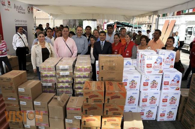 Michoacanos consolidan su apoyo a damnificados en centros de acopio.