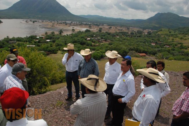 Arranca maquinaria en apoyo a las comunidades afectadas de Huetamo y San Lucas