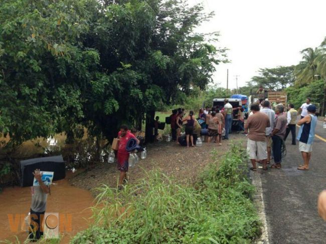 Por tercera ocasión, Dif Nacional entrega ayuda a michoacanos damnificados.