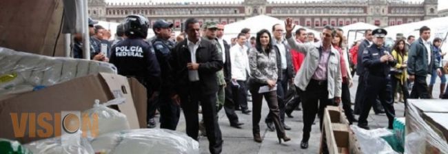 Recorre Peña Nieto Centros de Acopio en el Zócalo capitalino