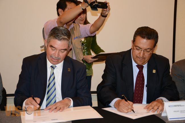 Ayuntamiento de Morelia y UVAQ signan convenio.