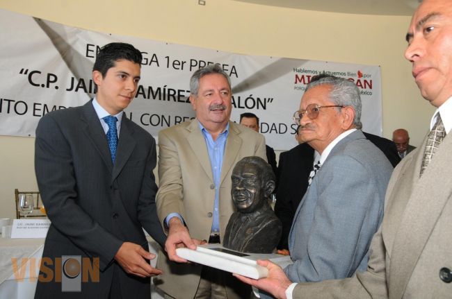 Reconocen a michoacanos que contribuyen con bienestar social y crecimiento