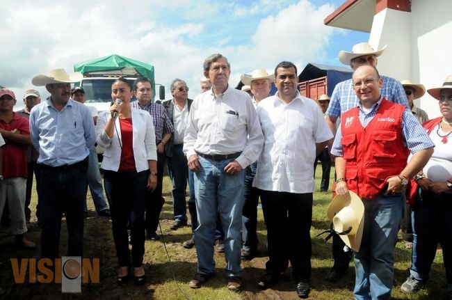 El Ingeniero Cárdenas entrega apoyos a damnificados en Tierra Caliente