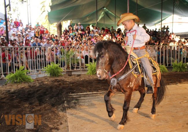 Fabuloso espectáculo dieron los caballos bailadores en Uruapan
