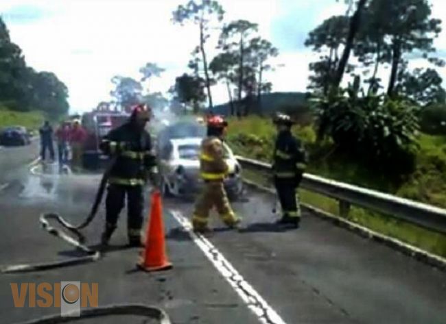 Se incendió auto cerca de la caseta de Taretan