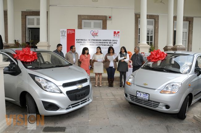 DIF Michoacán entregó premios a los ganadores “del sorteo 2013