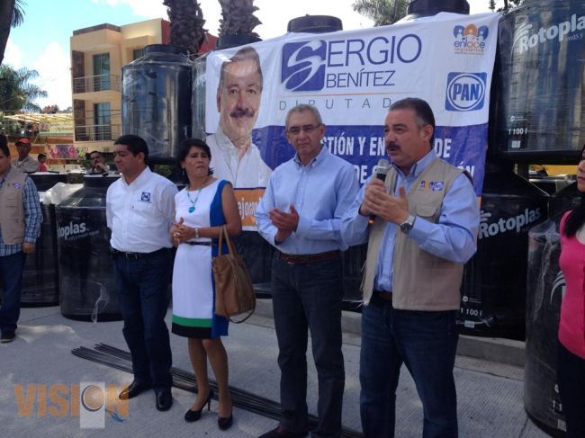 Sergio Benítez entrega materiales de construcción para mejoramiento de viviendas 